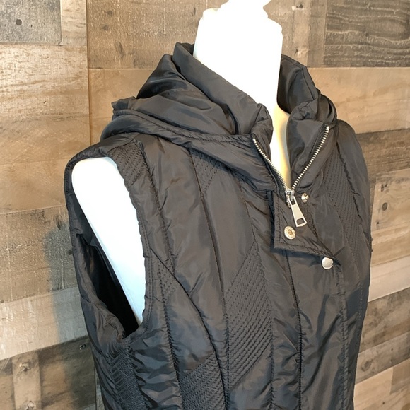 Charlie Paige Quilted vest with hood - Picture 5 of 16